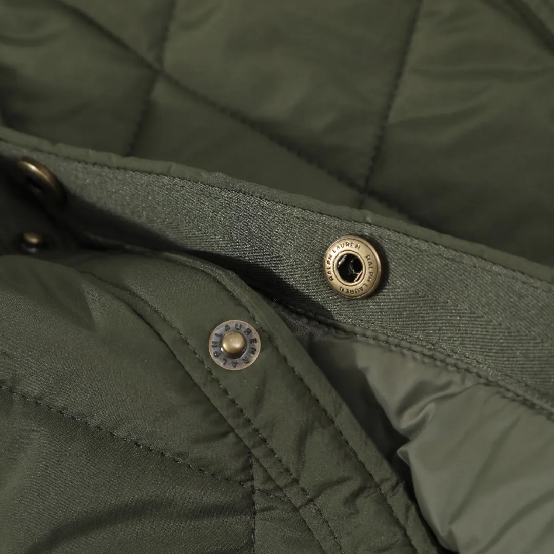 P370 #59 Ralph Lauren classic rhombus quilted cotton jacket for men and women. Inspired by retro workwear, it blends with contemporary British style. The imported machine-pressed rhombus quilting is accurately aligned, and the three-dimensional H-shaped tailoring is neat and slim. It is not bulky when layered in autumn and winter, and still maintains a light style.  Texture is reflected in the details: customized metal buckles, corduroy lapels, breathable eyelets under the arms, and slits on the hem, all replicating the brand's high-end genes. All excipients are standardized!  Five colors to choose from: black/khaki/brown/green/navy blue, easy to switch between commuting, leisure, and travel occasions. Function and appearance coexist: 37.5°C temperature control black technology, breathable and moisture-proof, anti-slip cotton patented fabric, temperature-locking, soft and waxy, durable and stylish. A retro warm-keeping item that can handle low temperatures calmly. The details are all made of craftsmanship, and the style has no limits. It has a classy look that will turn heads.  Color: Khaki Black Navy Green Brown Size: S M L
